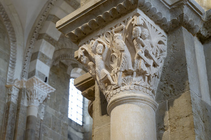 France, Yonne (89), parc naturel régional du Morvan, Vézelay, classé au Patrimoine Mondial de l'UNESCO, labellisé Les Plus Beaux Villages de France, point de départ de l'une des principales voies de pèlerinage de Saint-Jacques-de-Compostelle, la basilique Sainte-Marie-Madeleine, chapiteau de la nef (XIIe siècle)