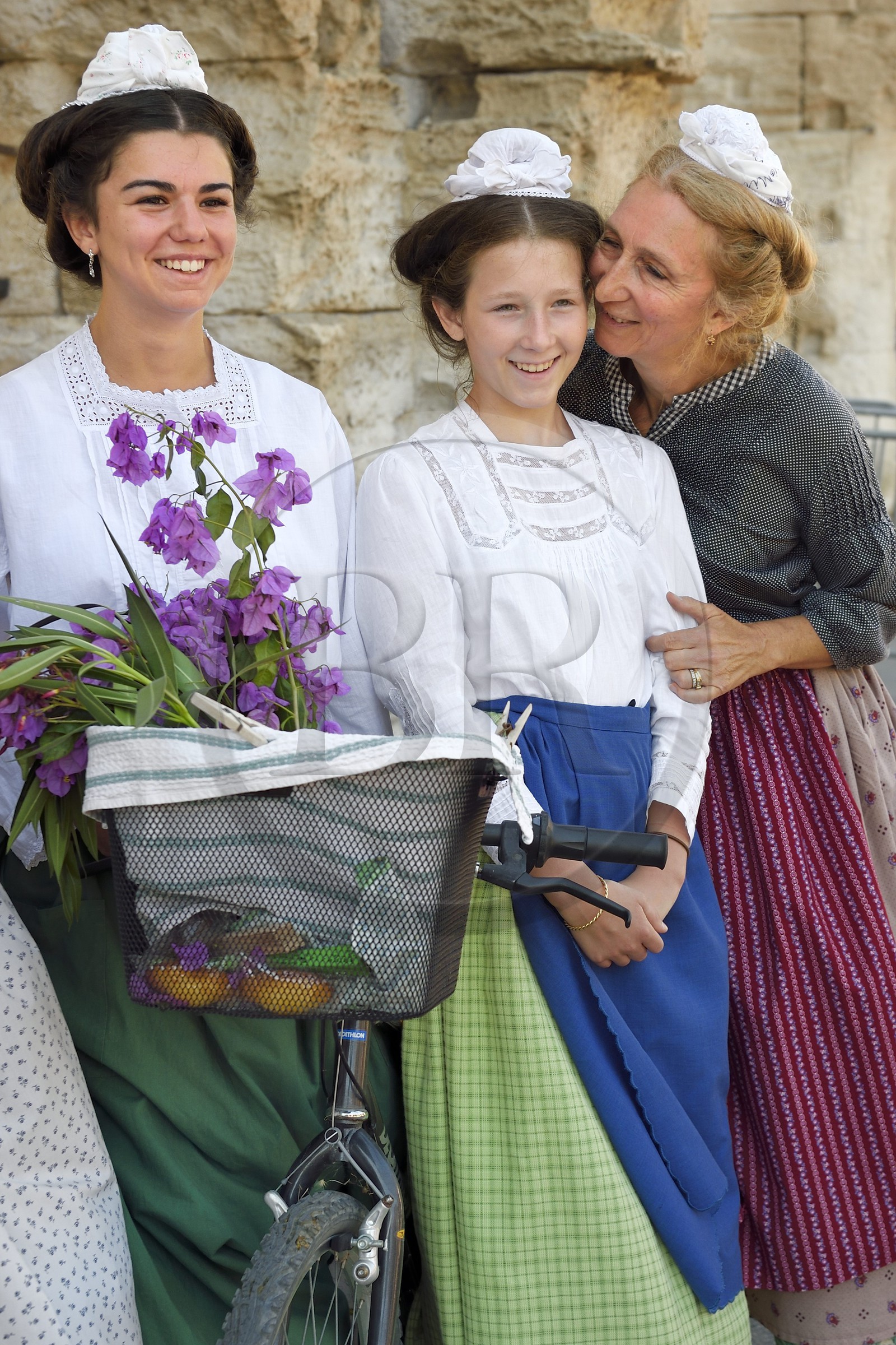 France, Bouches-du-Rhône (13), Arles, la course camarguaise de la Cocarde d'Or aux Arènes, jeunes arlésiennes en costume traditionnel