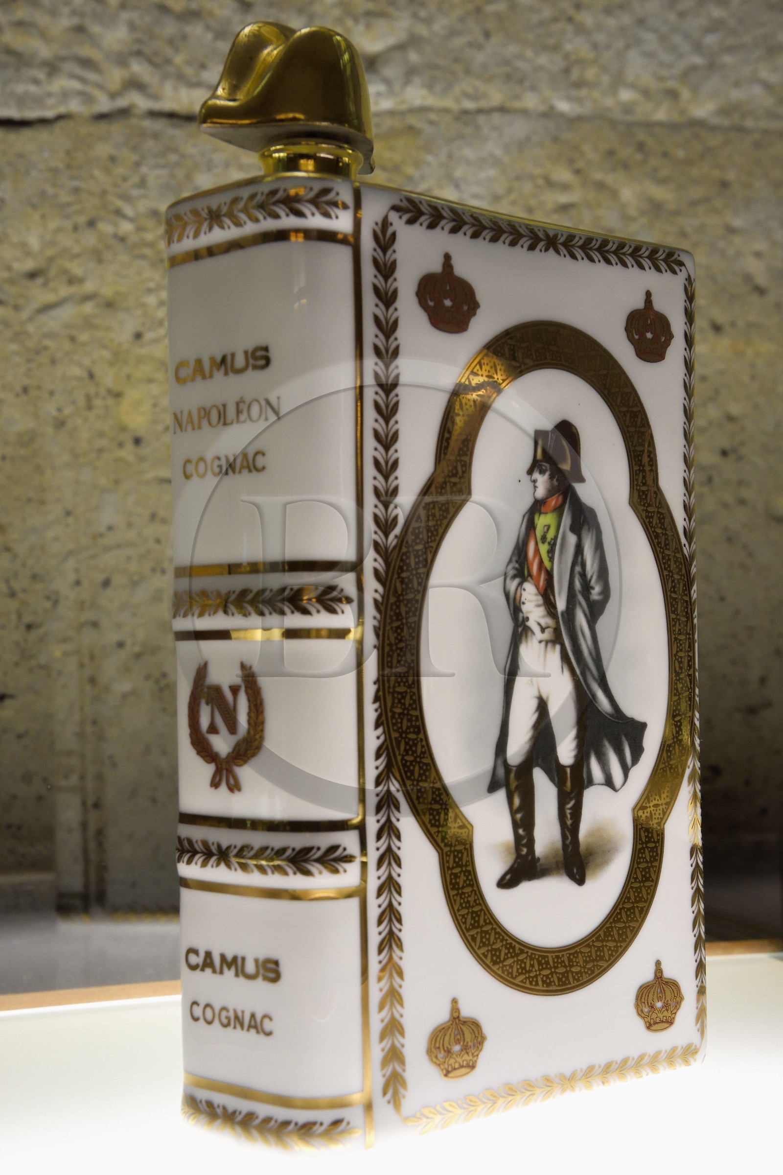 France, Charente (16), Cognac, Musée des Arts de Cognac, flacon livre Camus (1969) en porcelaine de Limoges en hommage à Napoléon