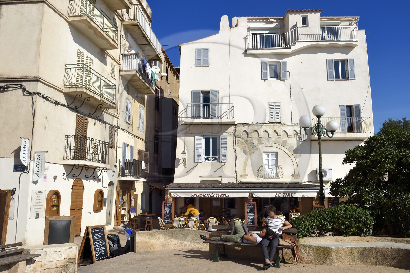 France, Corse-du-Sud (2A), Bonifacio, Ville Haute, terrasse de restaurant sur la place du Marché