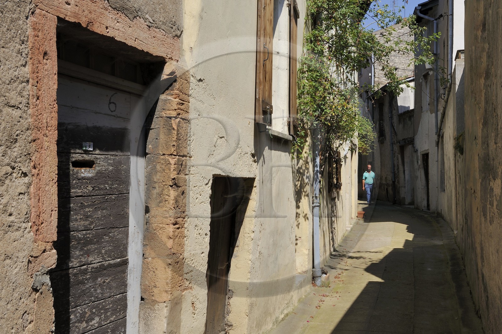 France, Saône et Loire (71), Tournus, rue étoite et moyenageuse de l'Haulte