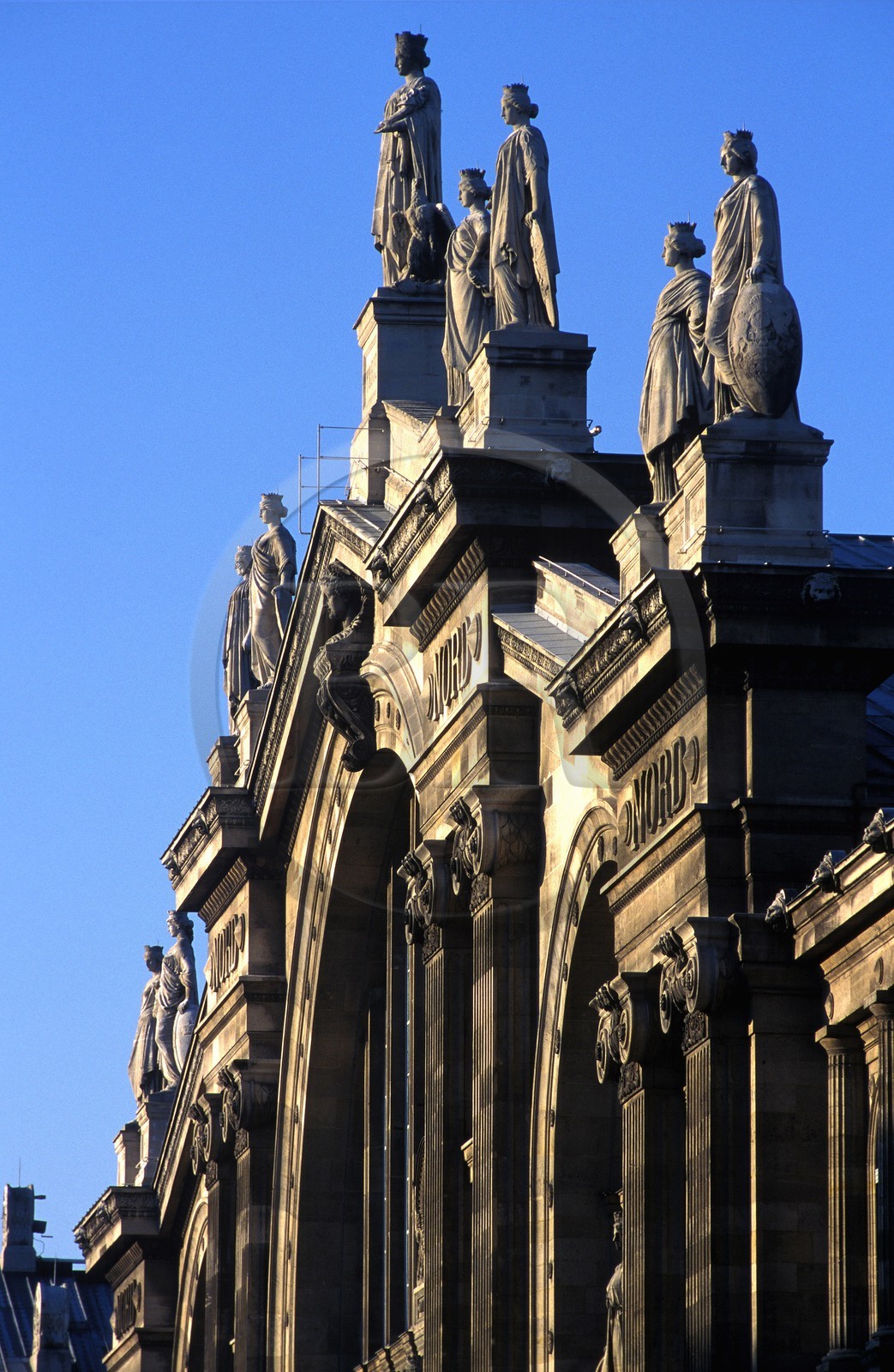 France, Paris (75), les statues de la façade de la gare du Nord