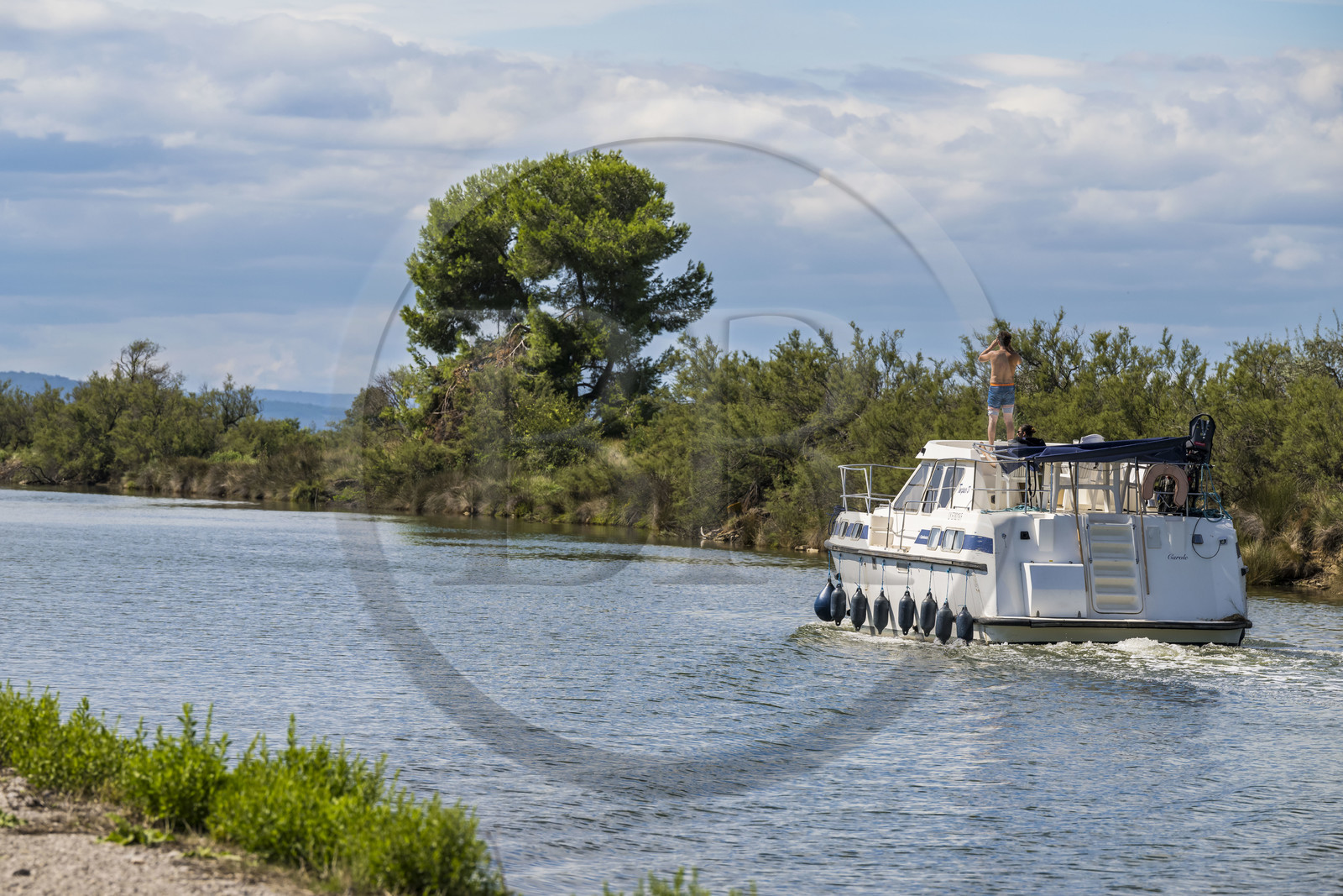 France, Hérault (34), La Grande-Motte, navigation d'un bateau de plaisance sur le canal du Rhône à Sète en bordure de l'étang de l'Or