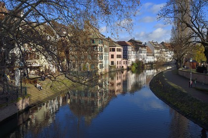 France, Bas-Rhin (67), Strasbourg, vieille ville classée au Patrimoine Mondial de l'UNESCO, quartier de la Petite France, quai de la Bruche à gauche et quai de la Petite France le long d'un des bras de la rivière l'Ill