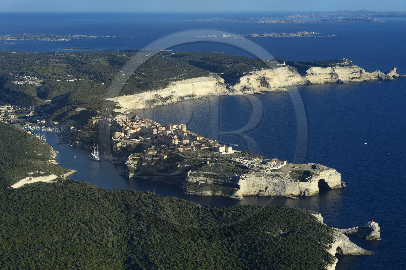 France, Corse-du-Sud (2A), Bonifacio, la citadelle et la vieille ville, les falaises calcaires, les Iles Lavezzi en arrière plan à droite (vue aérienne)