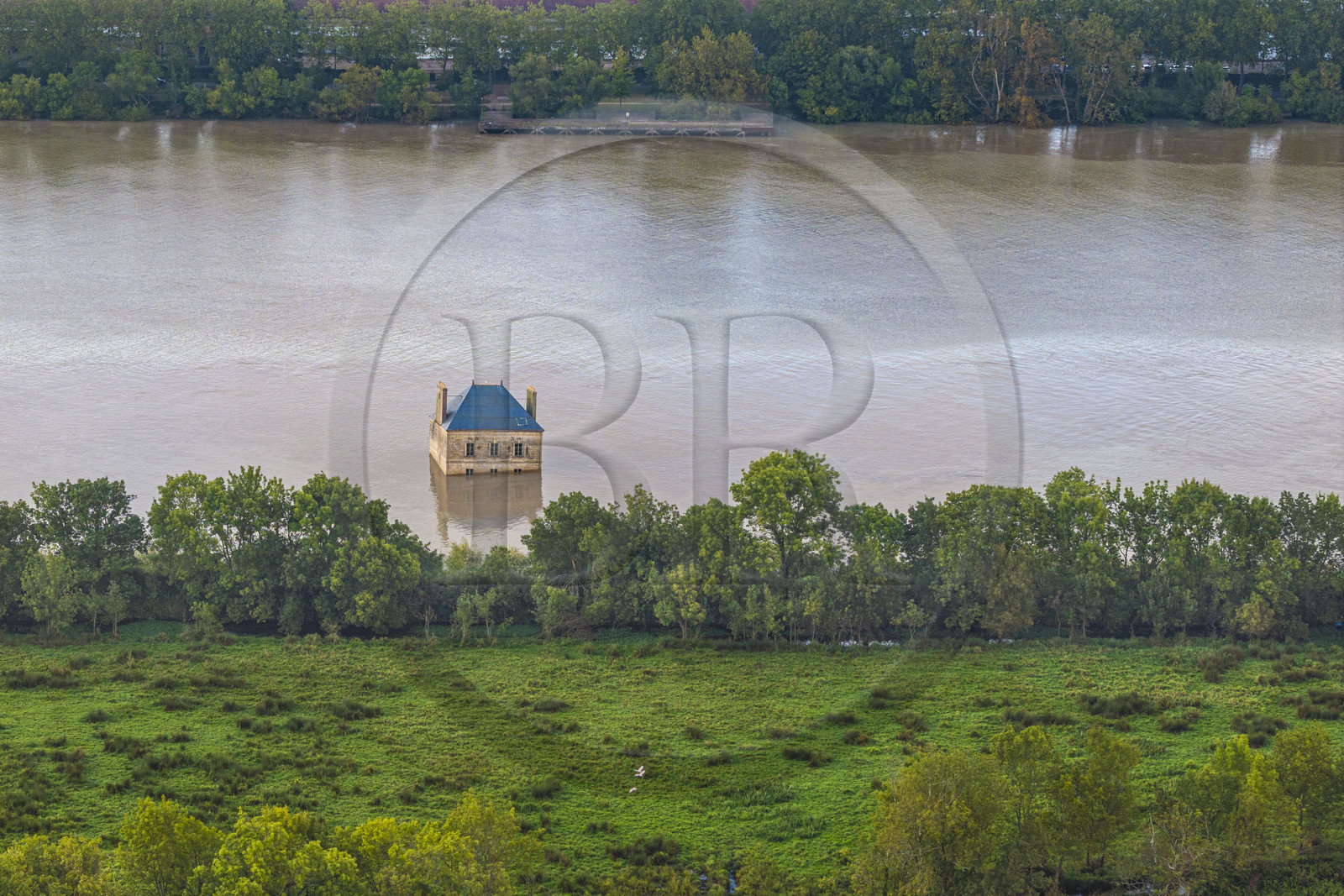 France, Loire-Atlantique (44), Couëron, collection d'art contemporain à ciel ouvert Estuaire, La Maison dans la Loire réalisé par l'artiste Jean-Luc Courcoult (vue aérienne)