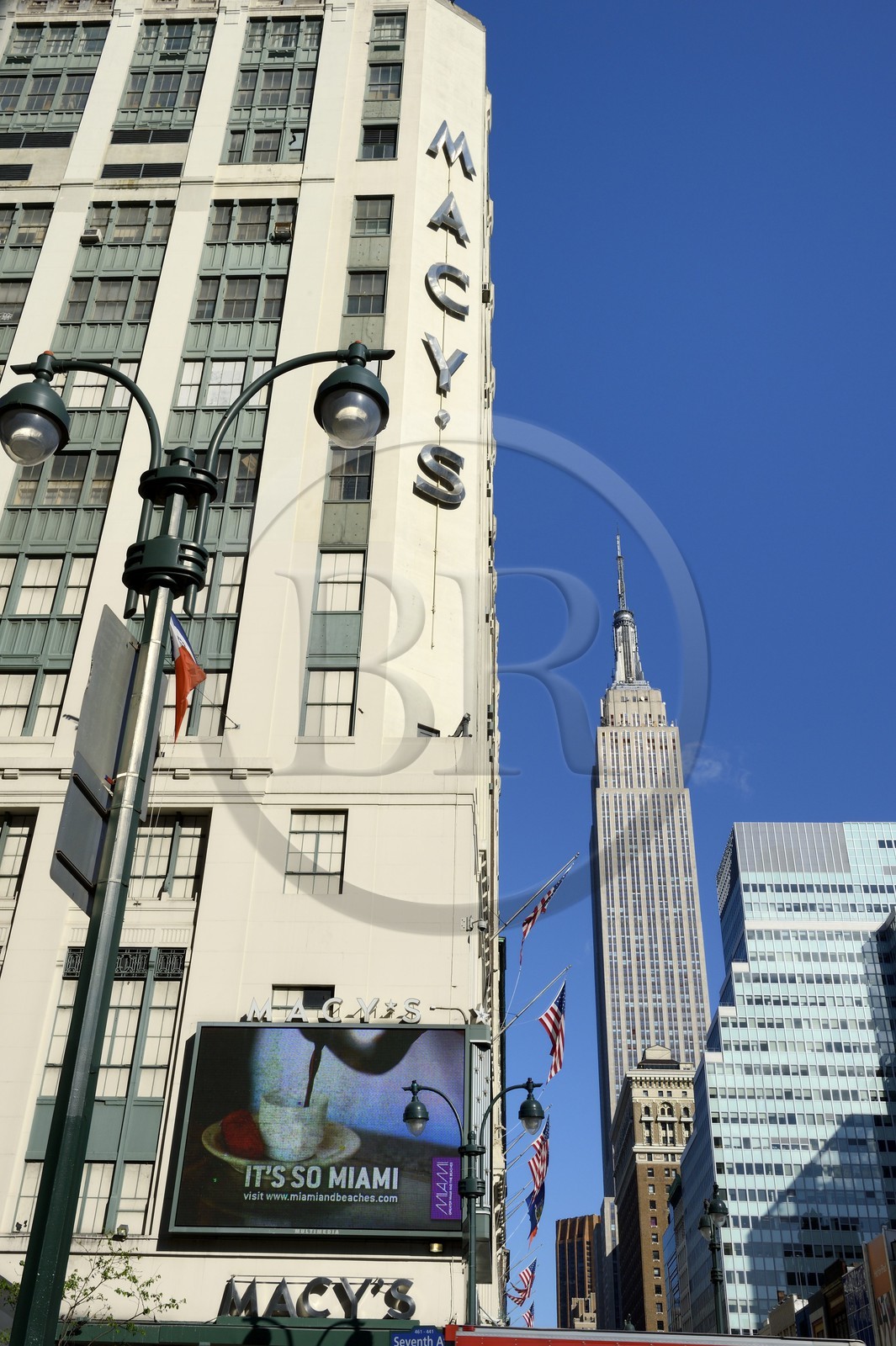 Etats-Unis, New York, Manhattan, Midtown, l'Empire State Building dans 34th Street et la facade du grand magasin Macy's