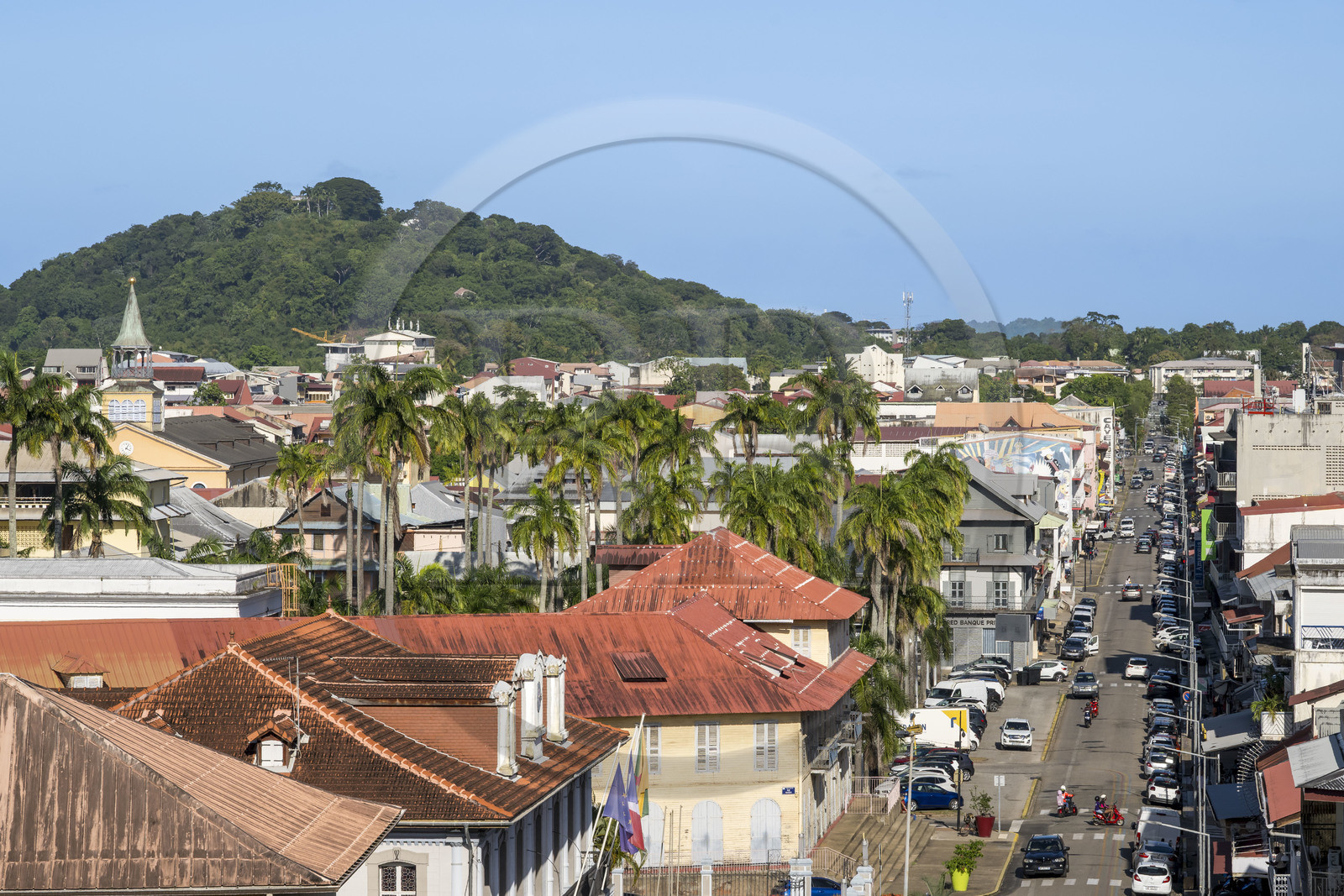 France, Guyane, Cayenne, axe principal, la rue Rémire borde la place des Palmistes
