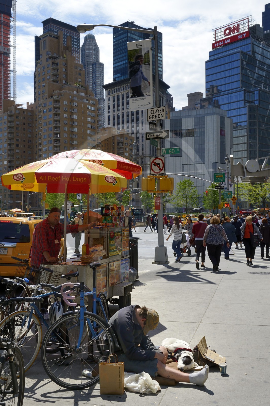 Etats-Unis, New York, Manhattan, vendeur ambulant de hot dog et SDF sur Broadway vers Columbus Circle