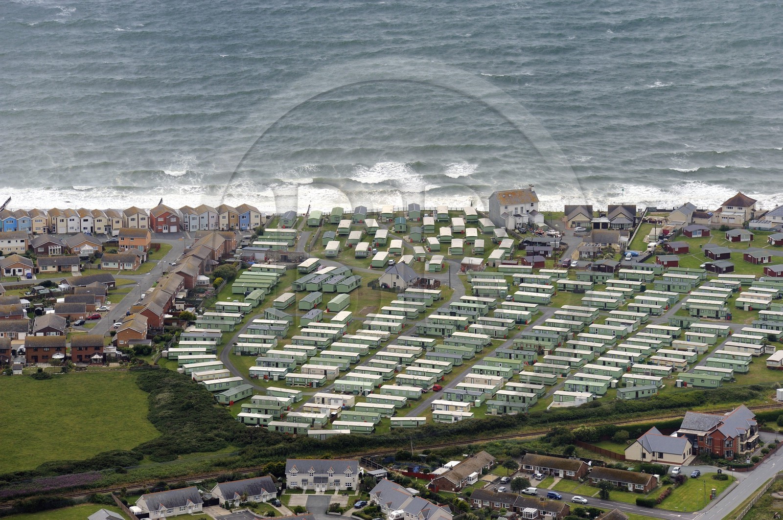 Royaume-Uni, Angleterre, Pays de Galles, maison mobile (mobile home) dans la station balnéaire de Tywyn sur la baie de Cardigan (vue aérienne)