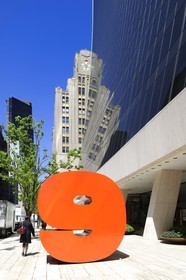Etats-Unis, New York, Manhattan, Midtown, 9 West 57th Street, entrée de l'immeuble Solow Building, sculpture en plein air de l'artiste Ivan Chermayeff