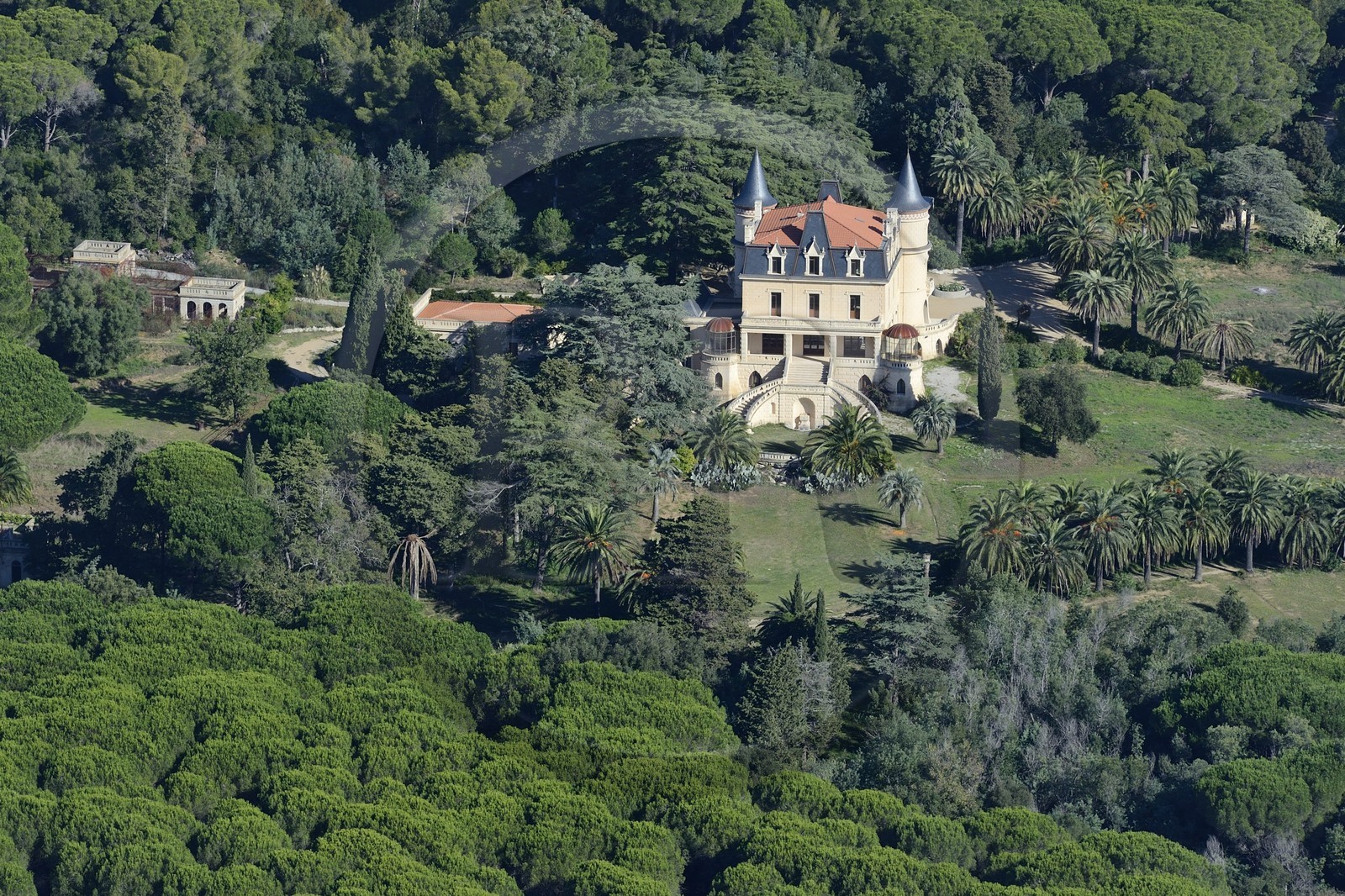 France, Var (83), Saint-Tropez, manoir dans une belle propriété (vue aérienne)