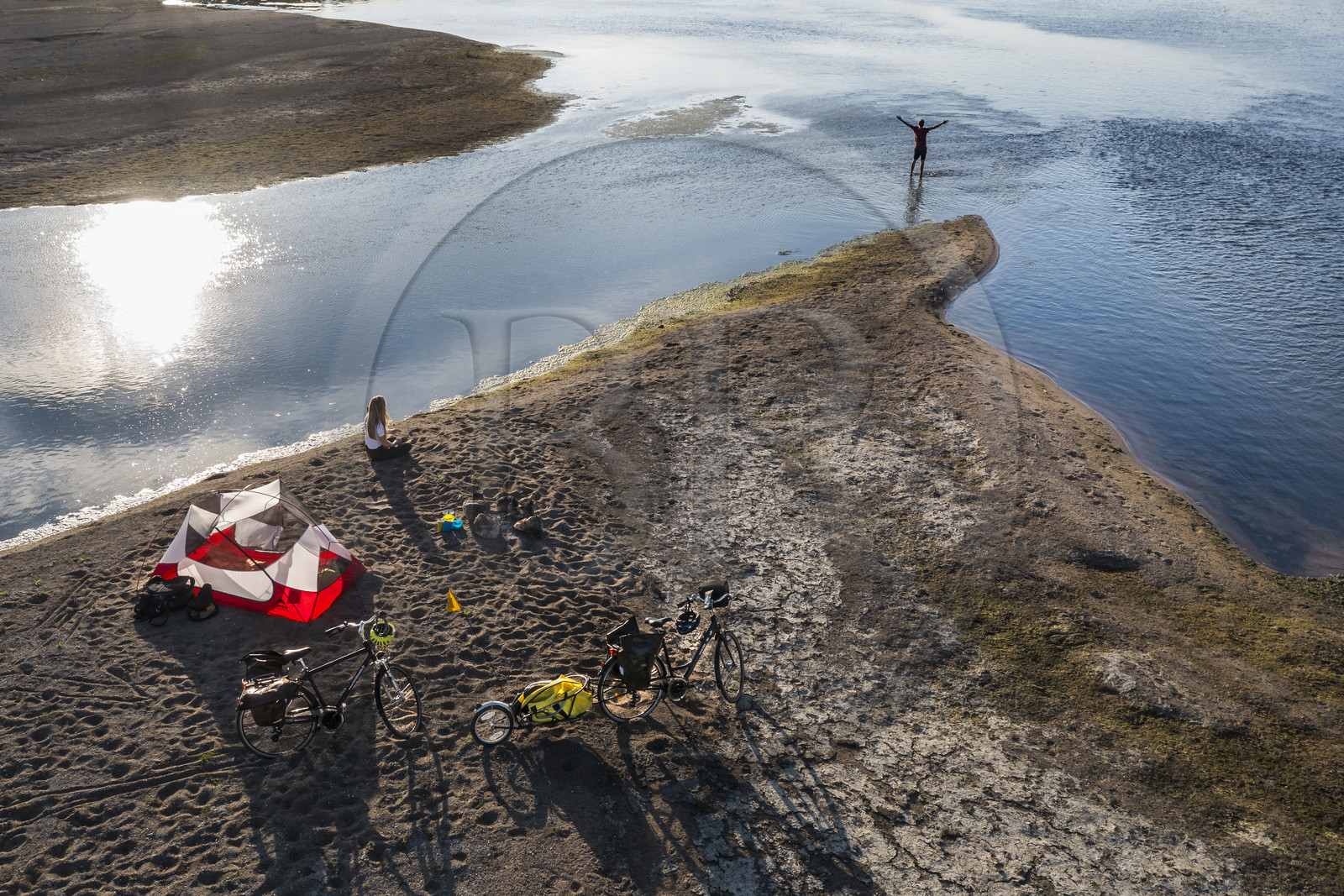 France, Maine-et-Loire (49), vallée de la Loire classée au Patrimoine Mondial par l'UNESCO, randonnée à bicyclette le long des berges de la Loire, campement pour la nuit sur un des bancs de sable formant des îles sur la Loire (vue aérienne)