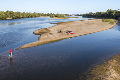 France, Maine-et-Loire (49), vallée de la Loire classée au Patrimoine Mondial par l'UNESCO, randonnée à bicyclette le long des berges de la Loire, campement pour la nuit sur un des bancs de sable formant des îles sur la Loire (vue aérienne)