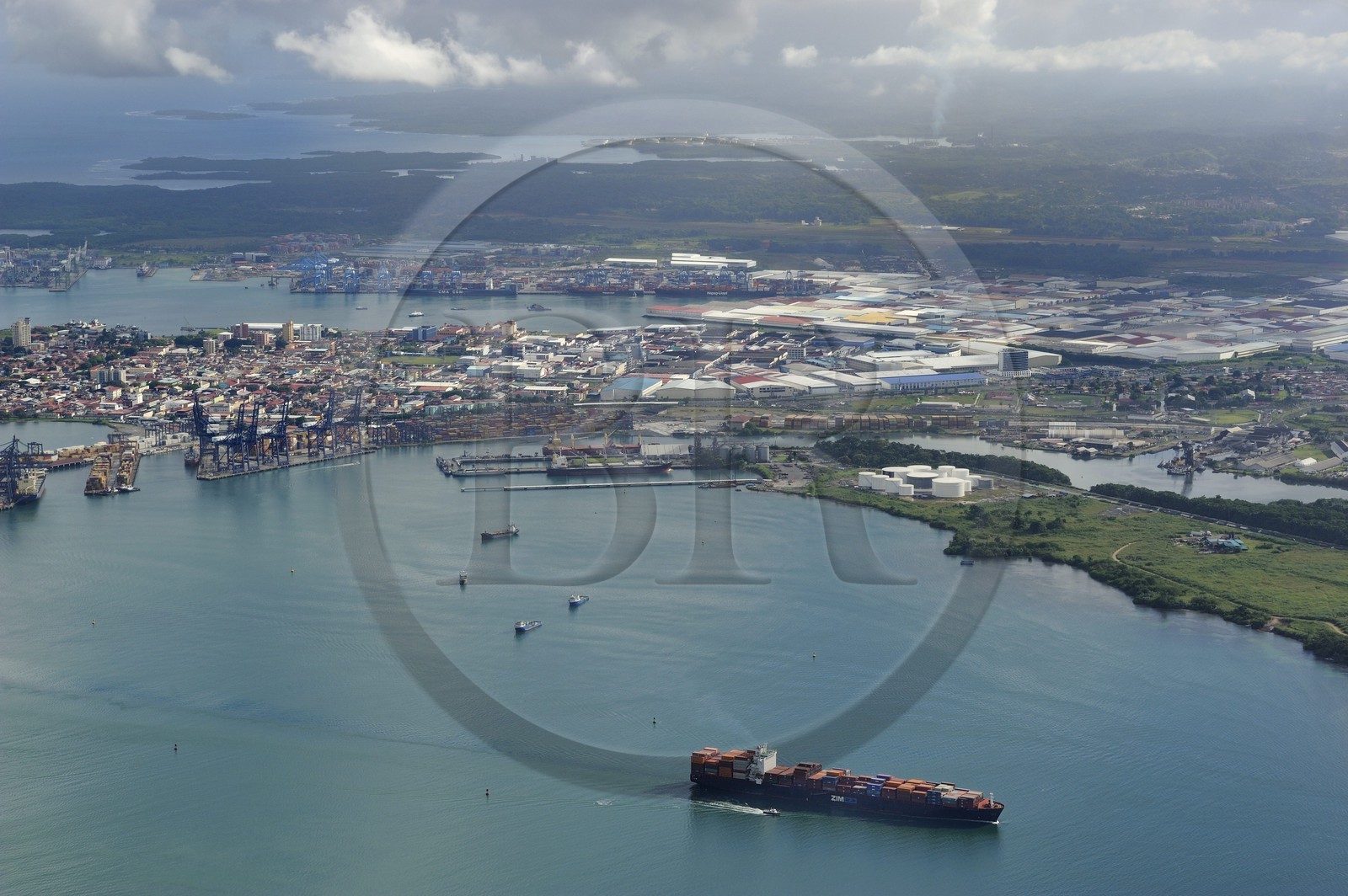 Panama, province de Colon, la ville de colon dans la baie Limon (Bahia Limon) à la sortie du Canal de Panama coté Atlantique, les immenses hangars correspondent à la Zone franche de Colon (vue aérienne)
