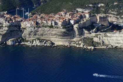 France, Corse-du-Sud (2A), Bonifacio, les falaises calcaires, la citadelle et la vieille ville (vue aérienne)