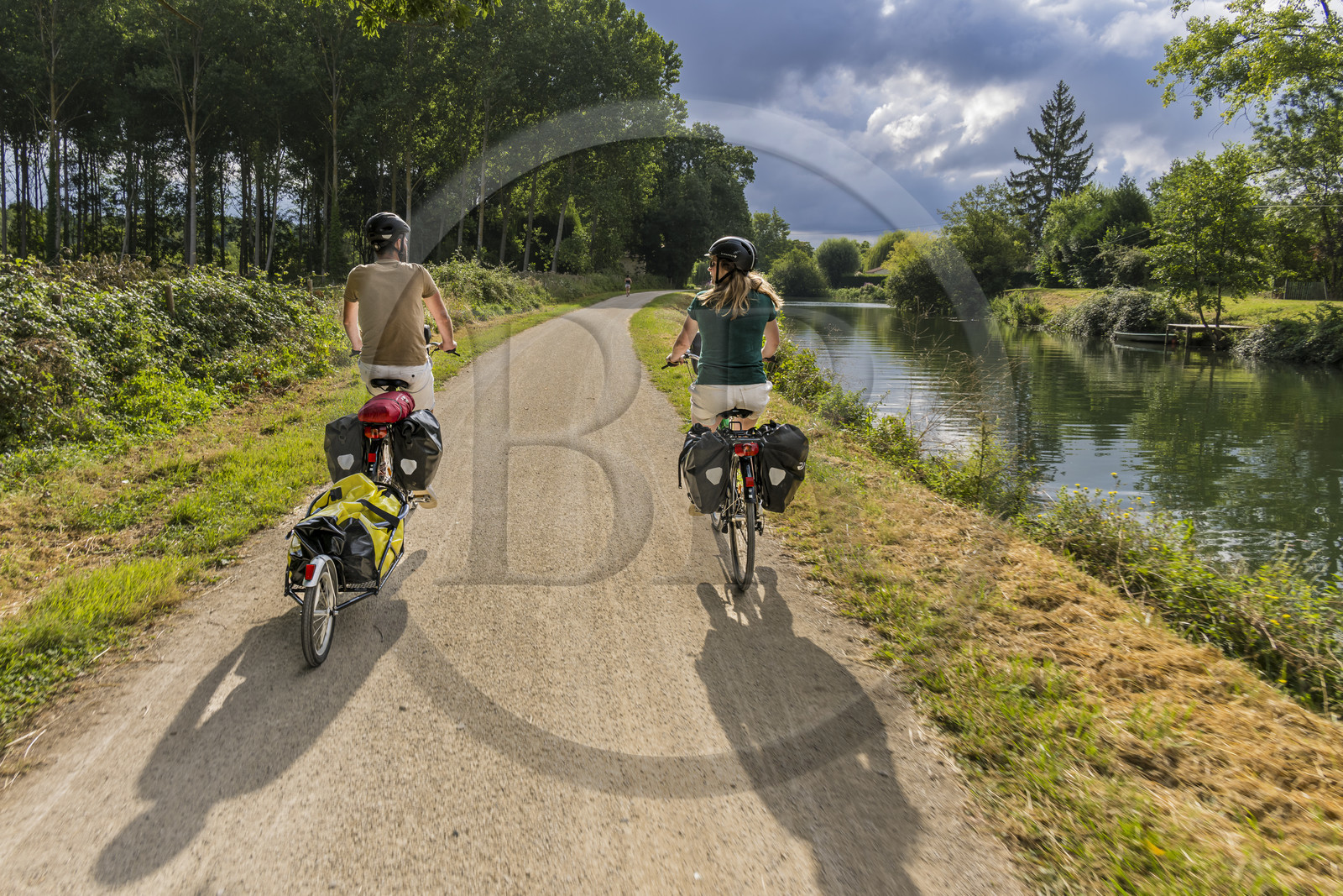 France, Deux-Sèvres (79), le Marais Poitevin, la Venise Verte, Magné, randonnée à bicyclette le long de la Sèvre Niortaise sur la voie cyclable de la Vélo Francette, vélo avec une remorque transportant le matériel de camping