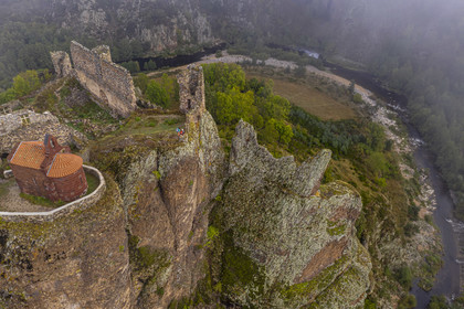 France, Haute-Loire (43), vallée de la Loire, Arlempdes, labellisé les Plus beaux villages de France, ruines du chateau perché sur un rocher basaltique (dyke volcanique) qui surplombe un méandre de la Loire (vue aérienne)