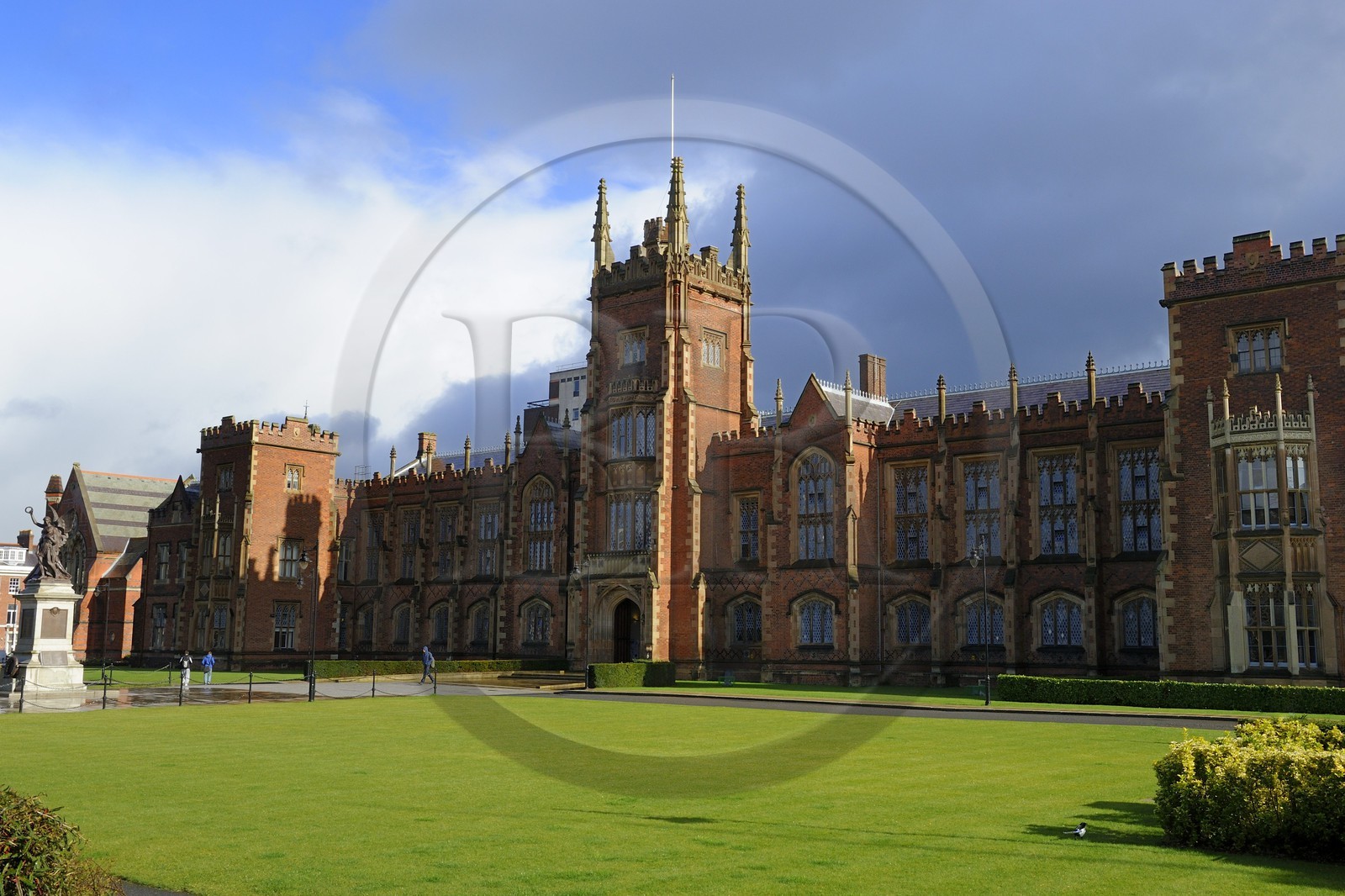 Royaume-Uni, Irlande du Nord, Belfast, le batiment principal de Queen's University de style Tudor