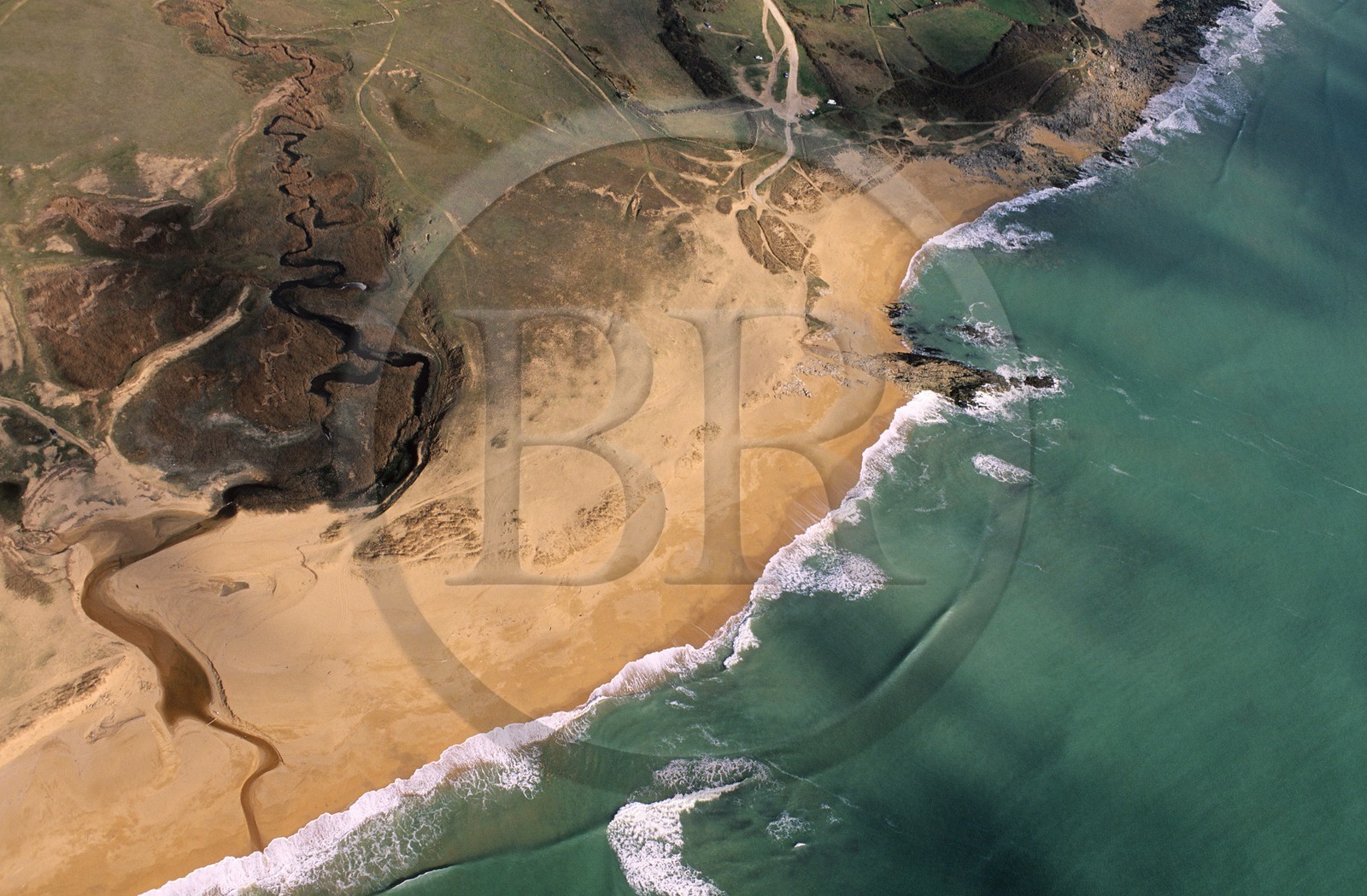 France, Morbihan (56), la presqu'ïle de Quiberon, la plage de la côte sauvage (vue aérienne)