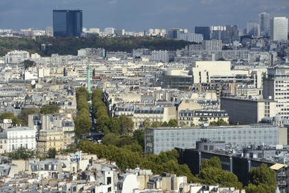 France, Paris (75), l'Institut du Monde Arabe de l'architecte Jean Nouvel et architecture-studio, la colonne de Juillet sur la place de la Bastille et l'Opéra Bastille en arrière plan, tout au fond les arbres du cimetière du Père Lachaise