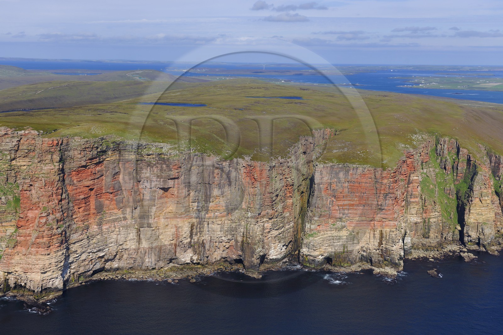 Royaume-Uni, Ecosse, Iles Orcades, falaises sur la côte occidentale de l'Ile de Hoy au sud de Rackwick et la rade de Scapa Flow (vue aérienne)