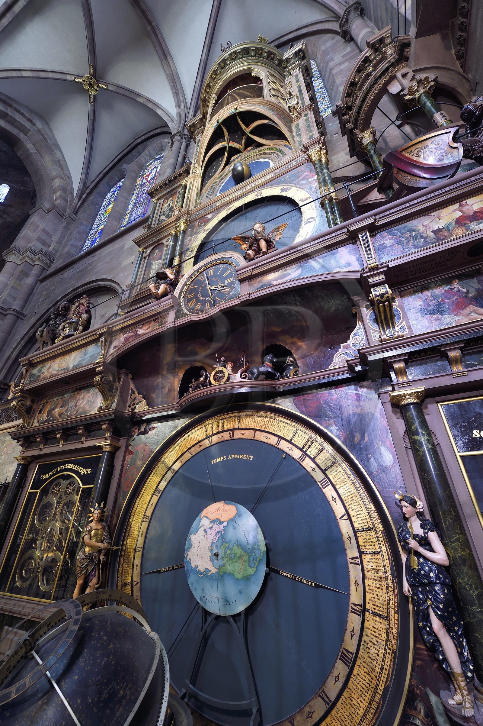 France, Bas-Rhin (67), Strasbourg, vieille ville classée au Patrimoine Mondial de l'UNESCO, la cathédrale Notre-Dame, bras sud du transept, l'horloge astronomique