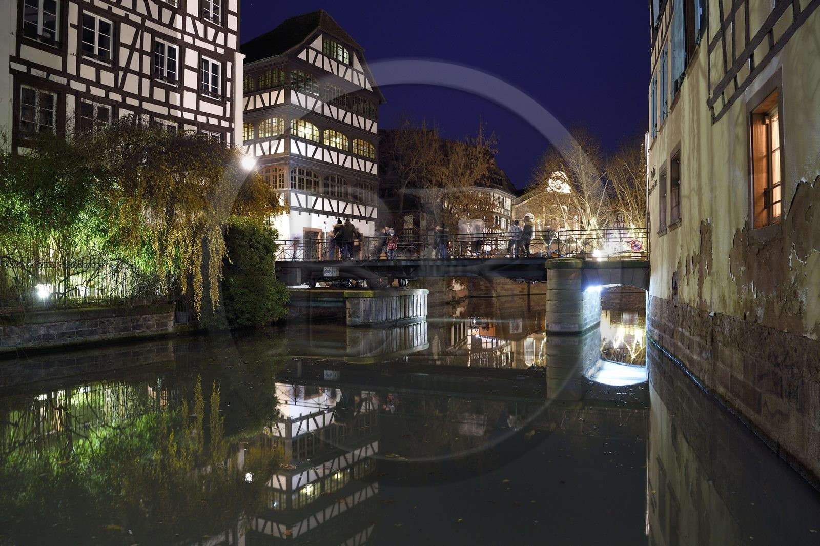 France, Bas-Rhin (67), Strasbourg, vieille ville classée au Patrimoine Mondial de l'UNESCO, quartier de la Petite France, le pont (tournant) du Faisan sur un bras de l'Ill