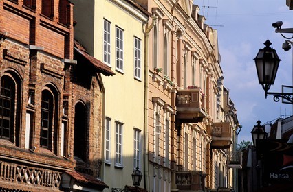 Lituanie (Pays Baltes), Vilnius, dans la rue piétonne Pilies au coeur de la vieille ville
