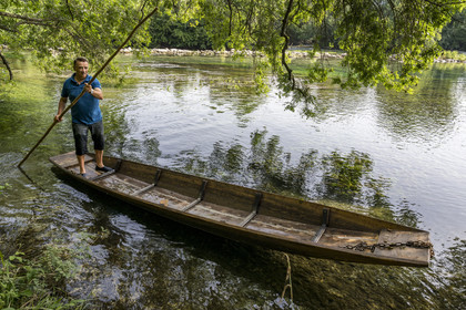 France, Vaucluse (84), L'Isle-sur-la-Sorgue, François Arnaud membre de la confrérie des pêcheurs les Pescaïres de la Sorgue naviguant sur la Sorgue sur une barque à fond plat appelée Nègo Chin