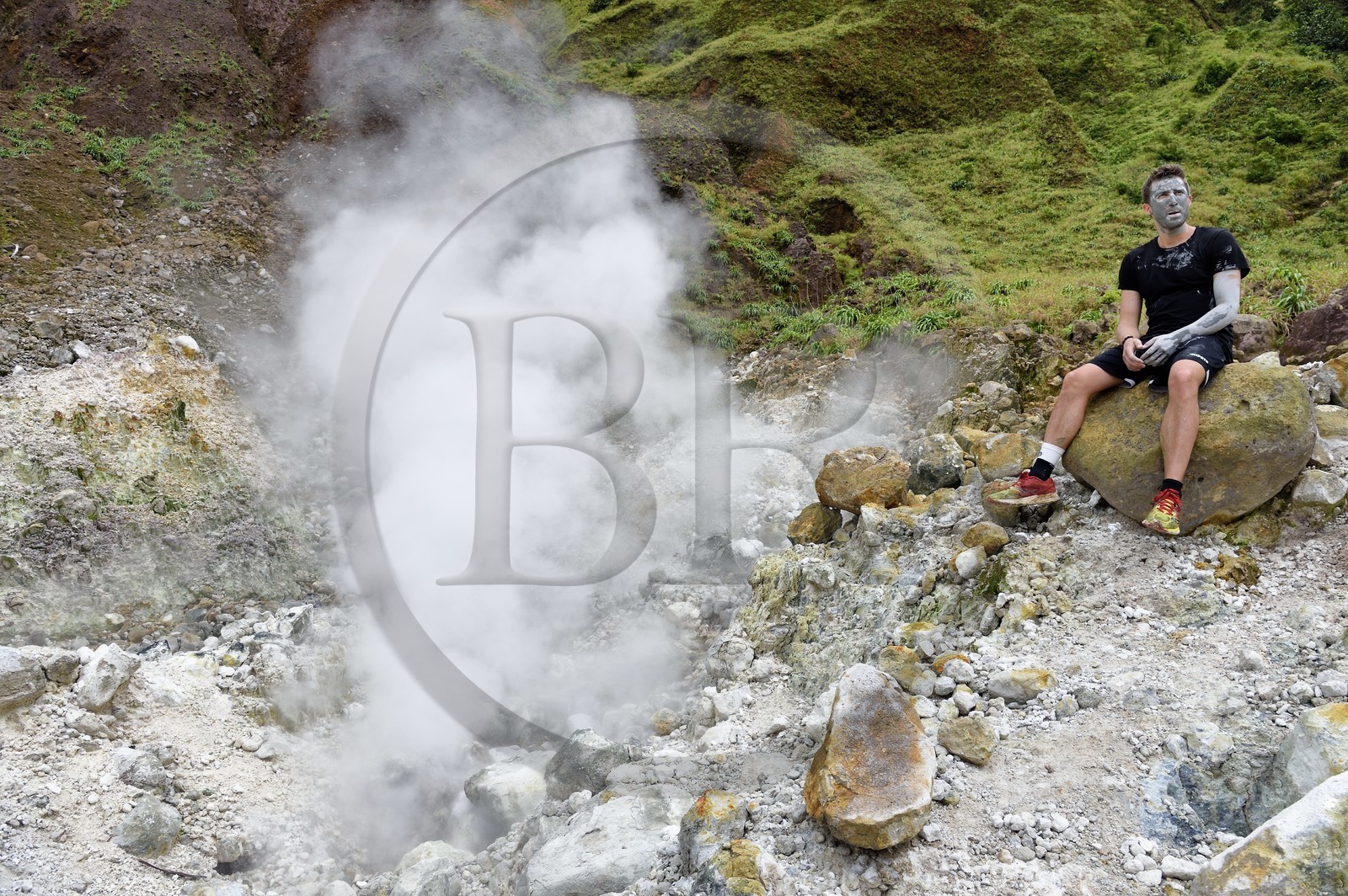 Caraïbes, Ile de la Dominique, Castle Bruce, Parc national du Morne Trois Pitons classé Patrimoine Mondial de l'UNESCO, la Vallée de la Désolation, randonneur sur le sentier menant au Boiling Lake avec un masque d'argile pur de la une rivière aux sources d'eau chaude dont la couleur unique est due à la présence de calcium, de carbone, de soufre et de fer