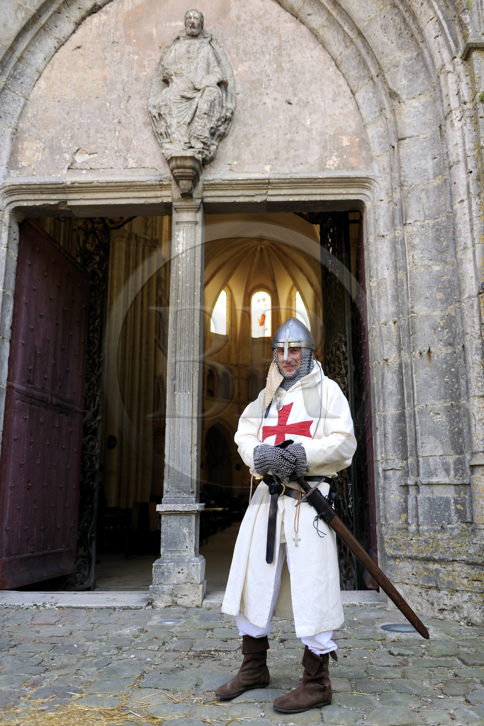 France, Seine et Marne (77), Les Médiévales de Provins, ville classée Patrimoine Mondial de l'UNESCO, templier devant l'église Saint Quiriace