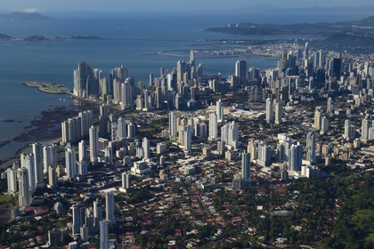 Panama, les gratte-ciels de Panama City, la vieille ville Casco Antiguo (Viejo) en arrière plan (vue aérienne)