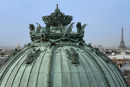 France, Paris (75), Opéra Garnier, la coupole de la rotonde des Abonnés et la Tour Eiffel