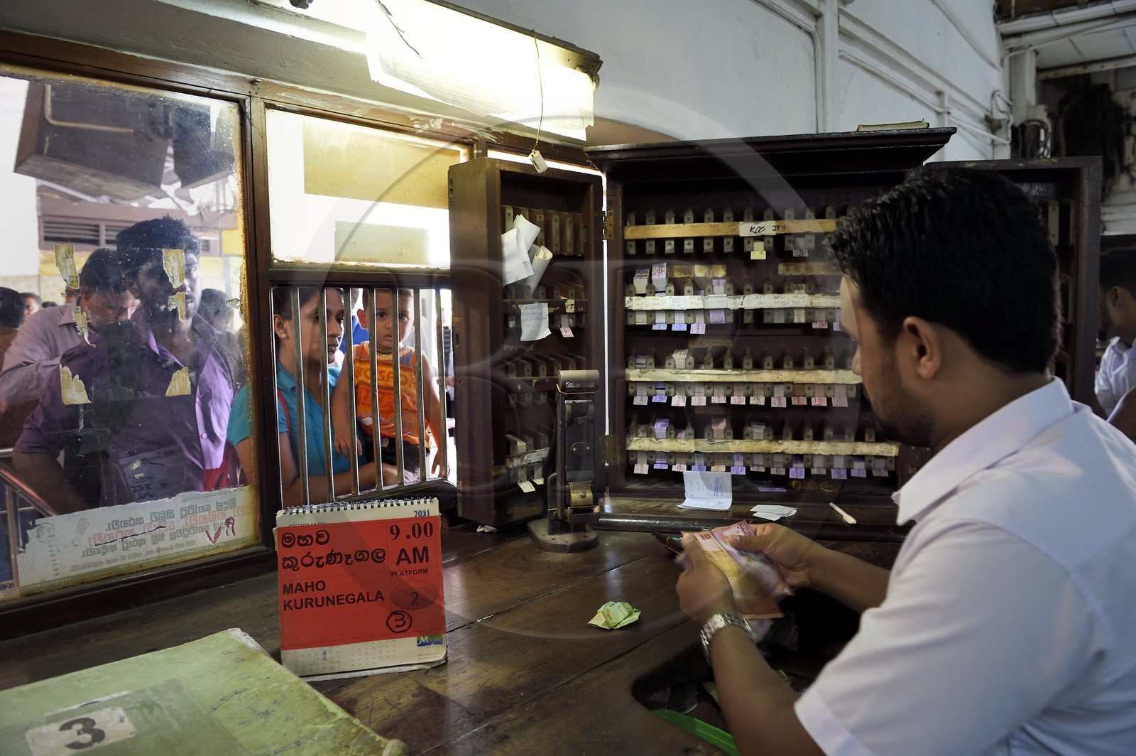 Sri Lanka, Colombo, gare centrale du Fort, vente de billets au guichet