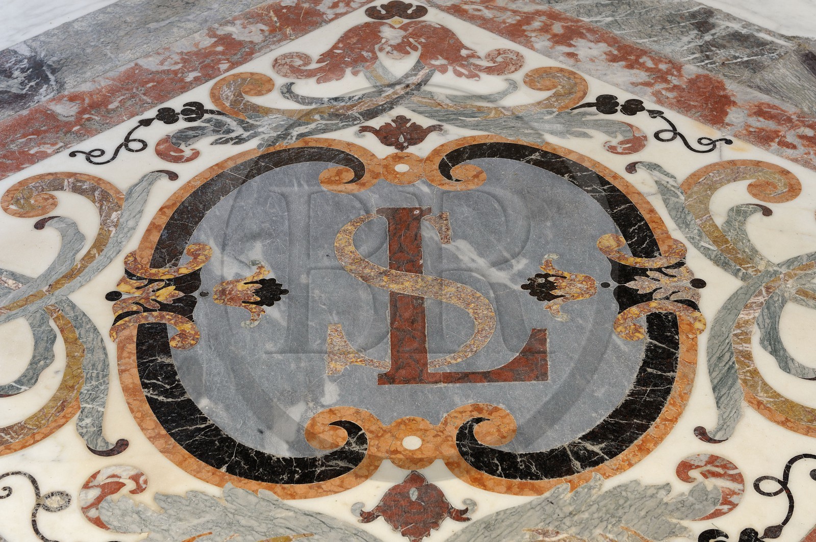 France, Yvelines (78), château de Versailles, classé Patrimoine Mondial de l'UNESCO, la Chapelle Royale, détail du sol en marbre, le SL de Saint Louis