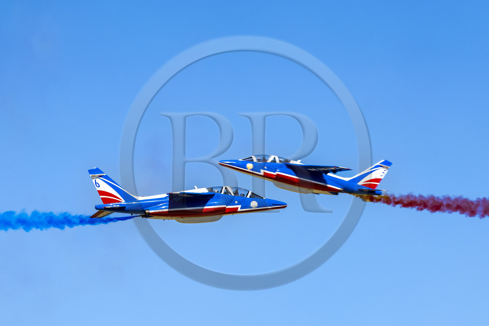 France, Bouches-du-Rhône (13), Salon-de-Provence, base aerienne 701, base de la Patrouille de France (PAF pour Patrouille acrobatique de France) de l'Armée de l'air et de l'espace française, figure de croisement des solos lors d'un vol d'entrainement des avions Alphajet