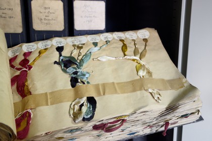 France, Rhône (69), Lyon, quartier de la Croix-Rousse, Manufacture de soieries Prelle, les archives comptent plusieurs dizaines de milliers de documents, livre de mouchets qui sont les références des coloris des chaînes conservées par les manufactures servant au teinturier à reproduire fidèlement un même coloris