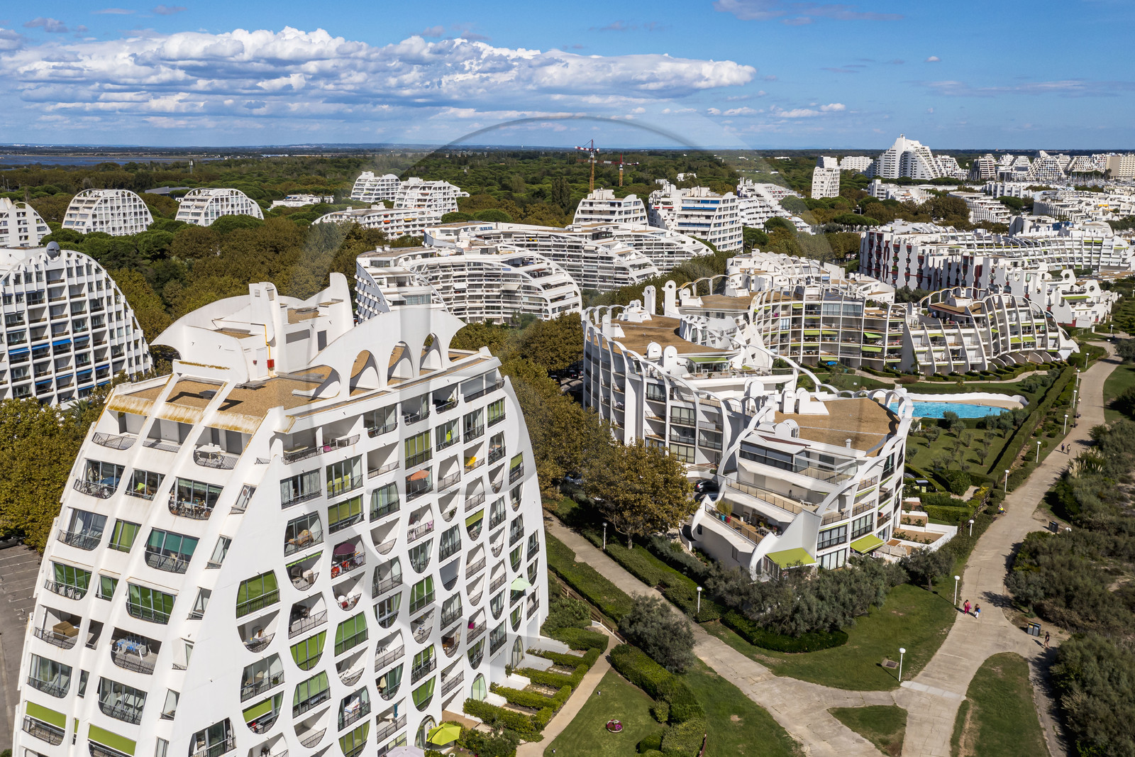 France, Hérault (34), La Grande-Motte, labellisé patrimoine du XXème siècle, quartier du Couchant à l'ouest du port, l'immeuble Le Poseidon des architectes Gilles et Jean Balladur au premier plan (vue aérienne)