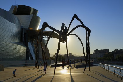 Espagne, Biscaye, Pays Basque espagnol, Bilbao, le musée Guggenheim de l'architecte Frank Gehry et la sculpture en forme d' Araignée de Louise Bourgeois intitulée Maman