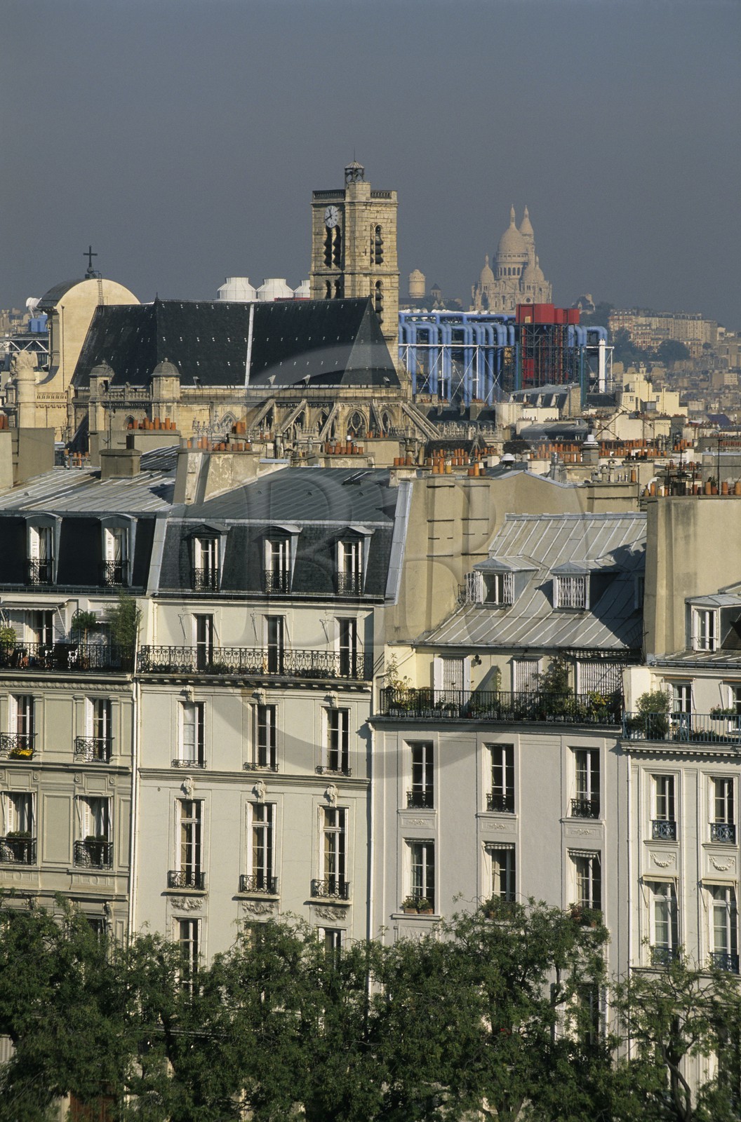 France, Paris (75), quai de Béthune sur l' île de la Cité, Beaubourg et le Sacré-Coeur