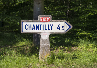 France, Oise (60), Chantilly, panneau routier Michelin indicateur de la direction de Chantilly