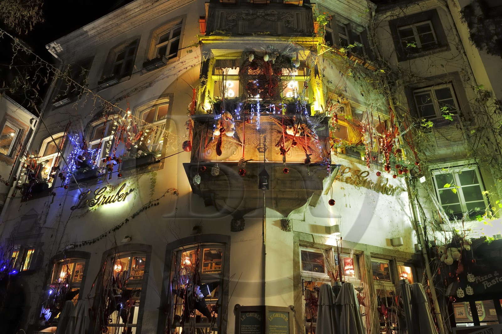 France, Bas-Rhin (67), Strasbourg, vieille ville classée au Patrimoine Mondial de l'UNESCO, restaurant le Gruber décoré pour les fêtes de Noel