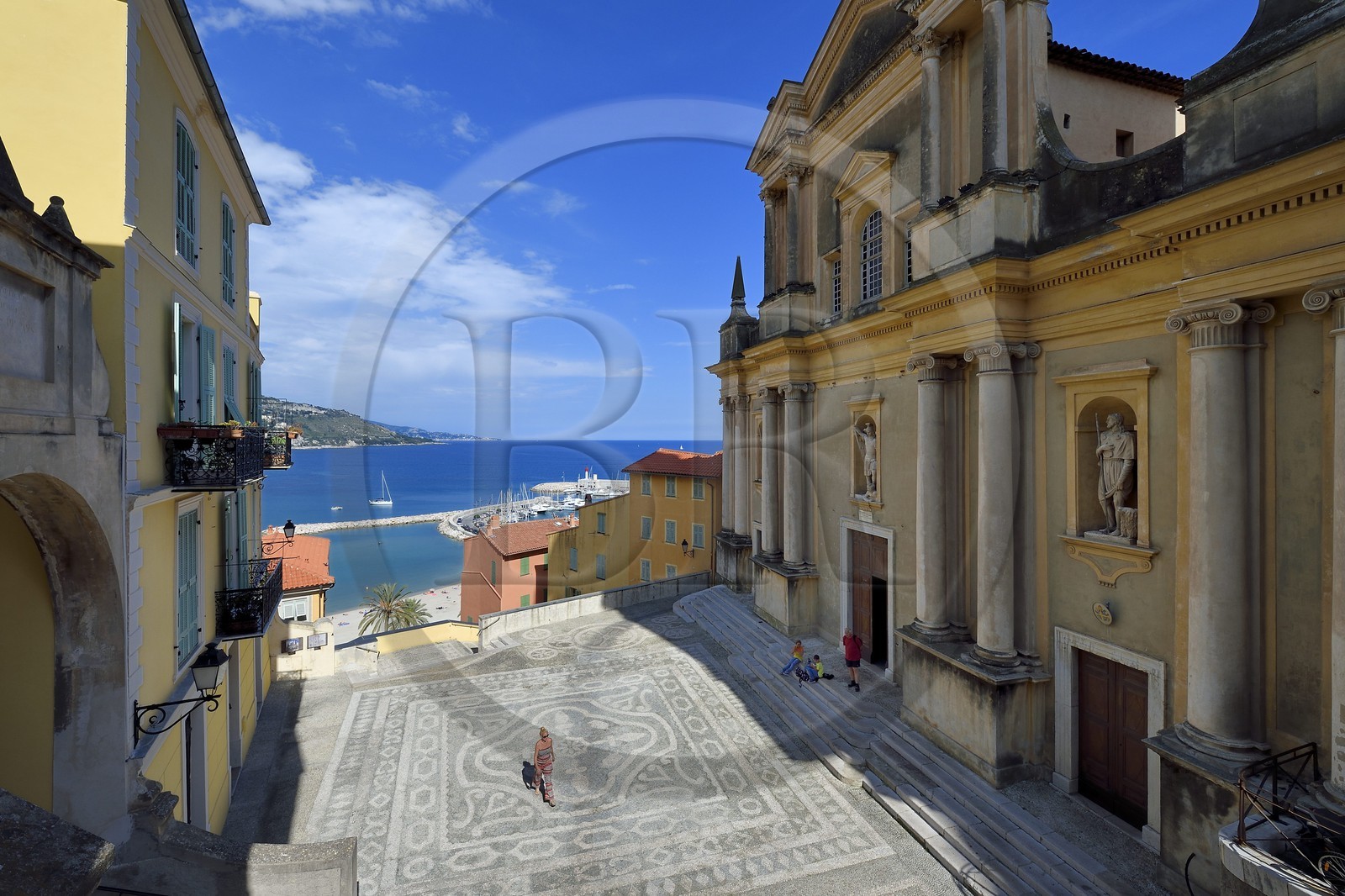 France, Alpes-Maritimes (06), Menton, la vieille ville, le parvis Saint-Michel et la basilique Saint-Michel-Archange à droite