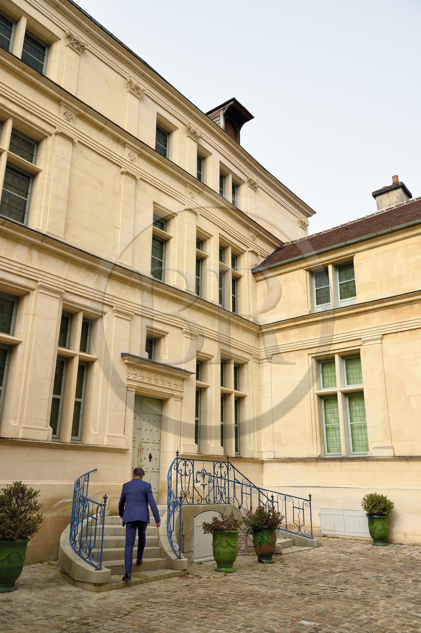 France, Aisne (02), Château-Thierry, Musée Jean de La Fontaine - Ville de Chateau-Thierry dans la maison natale du poète, la facade Renaissance et le perron sur le côté cour