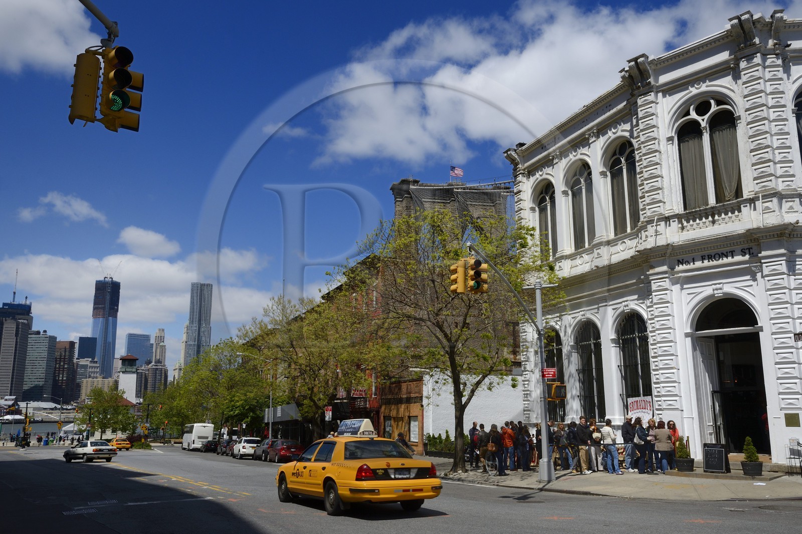 Etats-Unis, New York, Brooklyn, la célèbre Grimaldi's Pizzeria en contrebas du Brooklyn Bridge