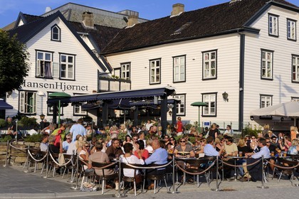 Norvège, Rogaland, Stavanger, terrasse de café sur le vieux port (Vagen)