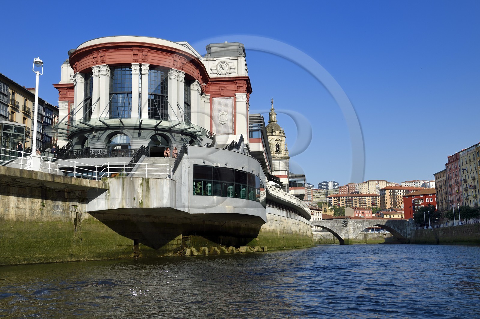 Espagne, Pays basque espagnol, Biscaye, Bilbao, le marché de la Ribera (mercado) en bordure du Ria de Bilbao et l'église de San Anton en arrière plan