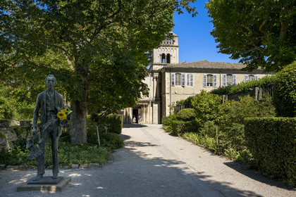 France, Bouches-du-Rhône (13), Parc Naturel Régional des Alpilles, Saint-Rémy-de-Provence, monastère Saint-Paul-de-Mausole, où Van Gogh fût interné en 1889-1890, statue de Van Gogh par le sculpteur Ossip Zadkine
