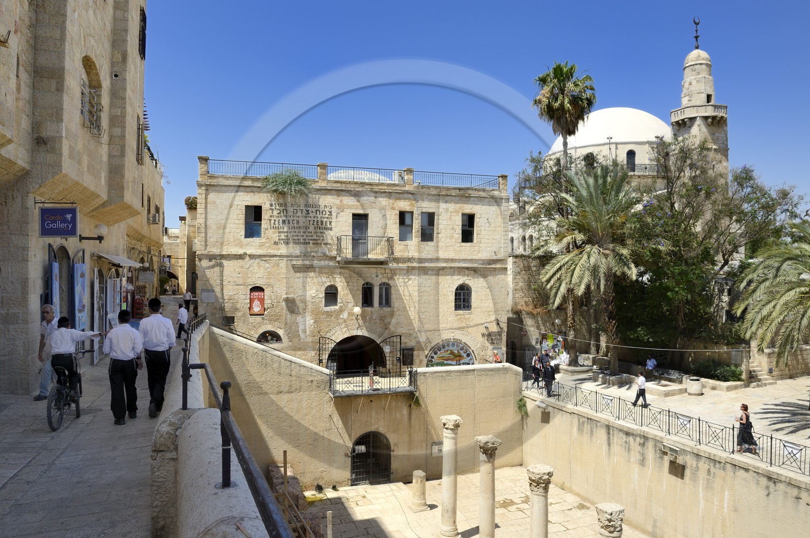 Israel, Jérusalem, ville sainte, vieille-ville classée Patrimoine Mondial de l'UNESCO, le quartier juif, le Cardo était la rue principale pendant la période byzantine, à droite le minaret Sidna Omar et la synagogue Hurva